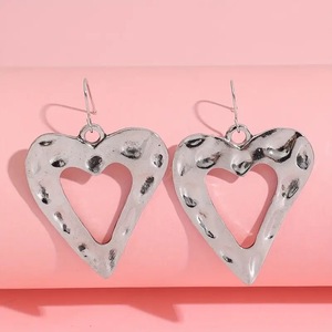 Orecchini a Forma di Cuore con Texture Martellata per Donne, Gioielli Vintage alla Moda - Product Image 3
