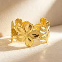 Bracelet fleur en acier inoxydable populaire, design élégant et polyvalent en acier titane, inaltérable, avec ouverture hydraulique