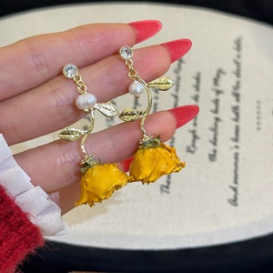 Boucles d'oreilles pendantes en fleurs jaunes pérennes faites à la main, style bohème, vente chaude, boucles d'oreilles à clous en perles de fleurs de rose séchées naturelles pour filles - Product Image 1