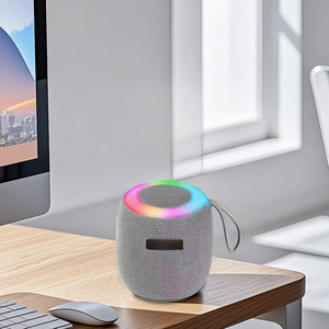 Mini-enceinte portable compacte pour son stéréo Hi-Fi avec basses profondes, réveil intégré, alimentation par piles, design carré, en plastique - Product Image 2