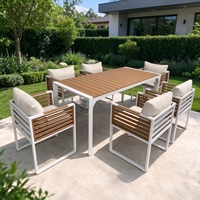Ensemble de salle à manger d'extérieur en aluminium avec chaises à lattes en bois, plateau de table en WPC, mobilier de patio et de jardin
