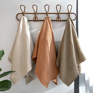 Serviette en crêpe tissée double couche Tissu froissé uni à séchage rapide pour l'emmaillotage du nouveau-né et le <span class=keywords><strong>coussin</strong></span> <span class=keywords><strong>de</strong></span> <span class=keywords><strong>bain</strong></span> enveloppant le bébé - Product Image 3