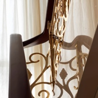 Rampe d'escalier de luxe moderne en alliage d'aluminium-magnésium doré, colonne au sol pour villa intérieure, installation sans mesure