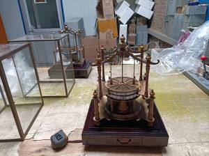 Reloj de Mesa Mecánico de Estilo Retro Grande, Color Bronce Antiguo, con Base de Cajón y Mecanismo de Bola Voladora SwingTwine Remontoir - Product Image 3