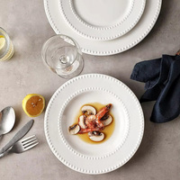 Assiettes de présentation en céramique blanche avec bord perlé, assiettes rondes en porcelaine pour la décoration de table de mariage ou de fête