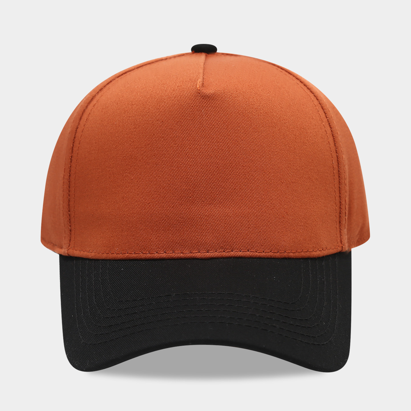 Caramel avec des bords noirs.