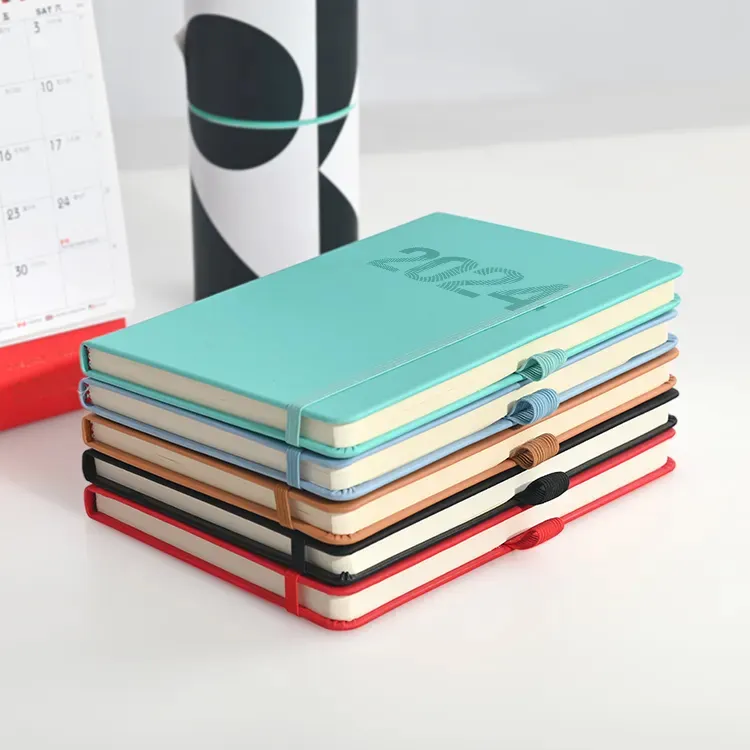 Diseño caliente planificador diario personalizado diario cuaderno de cuero planificador diario 2024-2025 A5 diarios cuaderno de cuero con pluma de tapa dura