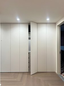 Mobile Moderno con Display LED, Ante e Ripiani Aperti, Bianco Salvaspazio per Soggiorno, Personalizzabile - Product Image 1