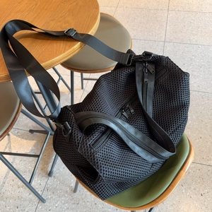 Sac de yoga personnalisé pour femmes, sac de sport pour femmes avec logo personnalisé, sac de voyage vintage unisexe, sac à bandoulière en cuir véritable avec fermeture éclair - Product Image 5