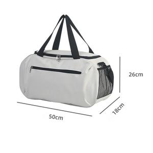 Sac fourre-tout de sport unisexe en nylon léger, imperméable et durable, grande capacité, avec logo personnalisé, fermeture éclair, sangle réglable et poignée rembourrée - Product Image 2