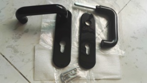 스틸 플레이트와 나일론 블랙 마감 광택 표면이있는 도어용 고정 노브와 키홀이있는 화재 손잡이 세트 - Product Image 4