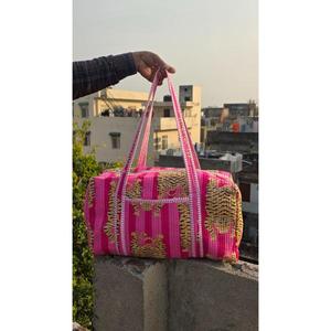 Bolsa de Lona Acolchada de Algodón Hecha a Mano, Interior Espacioso y Ligero, Diseño Duradero con Estampado Tradicional, Ideal para Viajar - Product Image 4