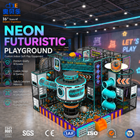 Structure d'aventure pour enfants de style futuriste personnalisée, toboggan, zones interactives de carnaval, aire de jeux intérieure commerciale