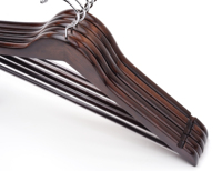 Vente en gros usine à prix bas : Cintres en bois personnalisés à épaules larges, style vintage en noyer foncé, pour costumes, manteaux et pantalons