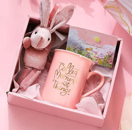 Ciondolo a forma di coniglietto con lettera dell'alfabeto rosa e cartoncino.