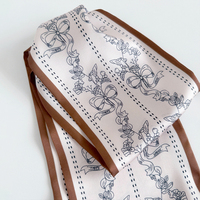 Écharpe élégante en polyester à imprimé floral avec franges - Beige clair, bleu marine et bordure marron pour femmes