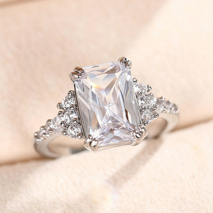 Anello Geometrico Quadrato a Quattro Punte per Donne, Elegante Gioiello da Dito per l'Ufficio e la Moda - Product Image 4