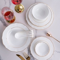 Service de vaisselle blanc Ensembles d'assiettes en porcelaine Vaisselle de luxe Assiettes à soupe en céramique blanche garnie d'or Vaisselle en céramique Star Hotel