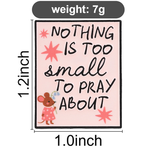 Broche en émail rose carrée inspirante avec motif souris, motif floral étoilé, broche graphique souris, avec la citation 'Rien n'est trop petit pour prier', pour sac à dos - Product Image 6