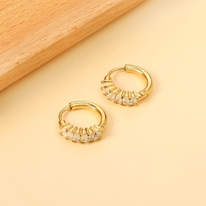 Pendientes de Aro Huggie de Acero Inoxidable con Baño de Oro PVD de 14K, Personalizados, a la Moda, Resistentes al Agua, con Diamantes y Circonitas para Mujer - Product Image 6