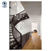 Escalier élégant de style Art Déco en argent : Balustrades métalliques nettes avec détails en forme d'escalier pour un loft chic à double hauteur.