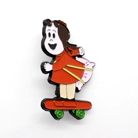 Épinglette personnalisée en alliage de zinc, émail souple noir, motif dessin animé fille skater, cadeau