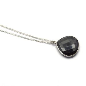 Collar Minimalista de Plata de Ley 925 con Piedra Preciosa de Hematita Natural en Forma de Corazón de 20 mm - Product Image 1