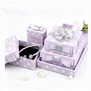 Caja de Regalo para Joyería con Diseño de Puntos Lavanda Claro, Caja de Presentación con Lazo de Cinta Plateada para Pulsera, Anillo, Collar - Product Image 2