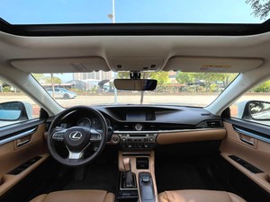 Lexus ES 200, une berline hybride haut de gamme avec un <span class=keywords><strong>espace</strong></span> spacieux et une faible consommation de carburant. - Product Image 3