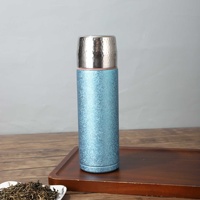 Mug Vakum Berlapis Titanium Dinding Ganda, Tampilan Mewah, Ringan, Hasil Akhir Bertekstur, Tahan Panas 6-12 Jam, Motif Merak