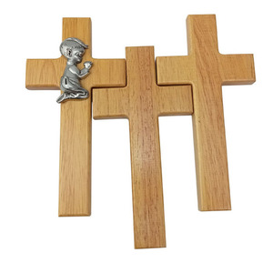 Croix en bois avec figurine garçon en prière, en pin, design traditionnel, pour décorations de baptême - Product Image 3