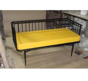 Canapé de loisirs extérieur moderne avec structure en métal antirouille et coussins jaunes pour jardin, terrasse et salon - Product Image 2