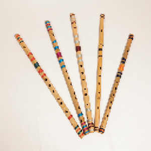 Ensemble de flûtes assorties en bambou avec reliures de fils de couleurs vives, idéales pour l'achat en gros par les détaillants de musique - Product Image 1