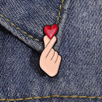 En gros : Broches en émail émouvantes avec des gestes d'amour ludiques et significatifs, broches à logo imprimé découpé, épingles de revers amusantes