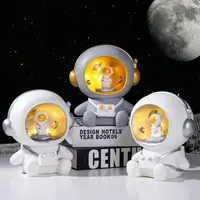 Yaratıcı astronot küçük gece lambası kumbara para kutusu reçine zanaat süsleme mobilyası çocuk doğum günü hediyeleri