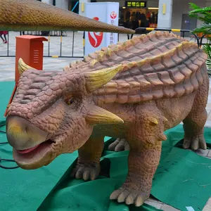 Exposition de musée de fossiles animatroniques de dinosaures artificiels