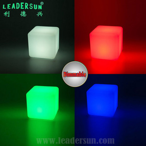 مصباح طاولة LED مربع قابل لإعادة الشحن مع جهاز تحكم عن بعد، إضاءة محيطة ملونة للاستخدام في غرفة النوم والحدائق الخارجية - Product Image 4
