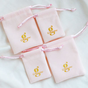 ถุงกำมะหยี่สีชมพูแบบมีเชือกผูก ออกแบบโลโก้ตามสั่ง ถุงใส่เครื่องประดับผ้าสักหลาดพร้อมโลโก้ฟอยล์ - Product Image 1