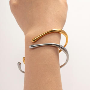 INS Niche Style Pulsera <span class=keywords><strong>de</strong></span> acero inoxidable <span class=keywords><strong>de</strong></span> oro <span class=keywords><strong>de</strong></span> 18 quilates para mujer <span class=keywords><strong>Caperucita</strong></span> <span class=keywords><strong>Roja</strong></span> Brazalete abierto en forma <span class=keywords><strong>de</strong></span> <span class=keywords><strong>libro</strong></span> Collar <span class=keywords><strong>de</strong></span> acero <span class=keywords><strong>de</strong></span> titanio - Product Image 2