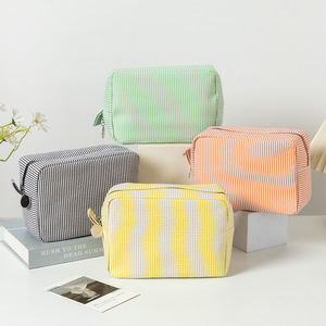 Bolsa de cosméticos Seersucker, bolsa de aseo a rayas de gran capacidad para viajes, uso diario, cierre con cremallera rectangular 100% algodón - Product Image 3