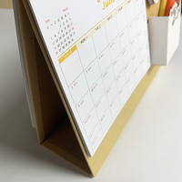Impression personnalisée Calendrier de bureau promotionnel Personnalisation Imprimante en bois et porte-stylo Papier d'art brillant Calendrier publicitaire CMJN