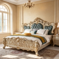 Maßgefertigtes Barock-Stil Doppelbett mit Schwerem Relief, Blattgold, Smaragdgrünem Polster und Geschnitztem Fußteil für Hotelsuiten