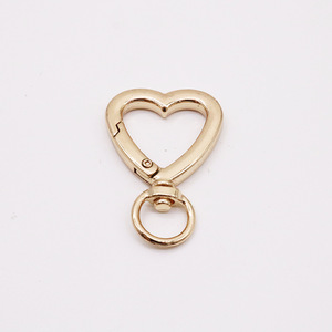 Llavero con anillo en forma de corazón de aleación de zinc, 2.6cm x 4.1cm, accesorio giratorio para bolsos, ropa y artículos para mascotas - Product Image 3