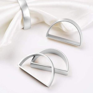 Anillo de servilleta de metal hecho a mano de la mejor calidad para decoración de mesas en hoteles, restaurantes, bodas y fiestas, disponible para la venta. - Product Image 2