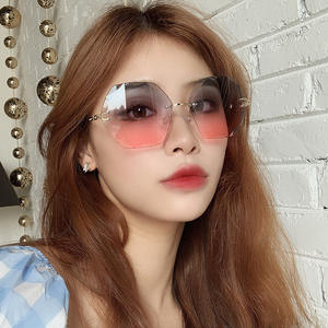 แว่นกันแดดทรงเหลี่ยม รุ่น C1-2338 กรอบสีทอง เลนส์อะคริลิก สีทูโทน สำหรับทุกเพศ ป้องกันรังสียูวี 100% ประเภท 3 - Product Image 4