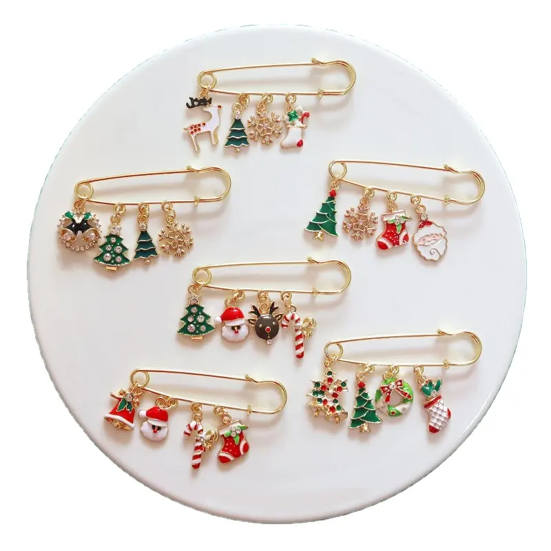 Broche de noël en alliage, jolies chaussettes d'élan, bonhomme de neige, canne à sucre, épingles de revers, broches avec boucles