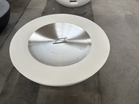 # Couverture en acier inoxydable 304 pour foyer rond, couvercle de foyer SS304 pouvant servir de table d'extérieur