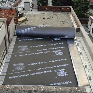 Membrane d'étanchéité bitumineuse autocollante de haute qualité personnalisable de 2 mm 3 mm pour la construction et l'<span class=keywords><strong>immobilier</strong></span> Garantie de 5 ans - Product Image 1