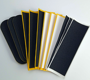 Cinta de agarre de espuma negra barata al por mayor para monopatín, patinete y fingerboard - Product Image 1