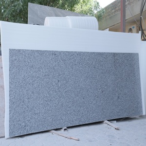 Grandes dalles de granit indien naturel moderne, polies, couleur blanc laiteux, pour comptoirs de cuisine, îlots et plans de travail sur mesure - Product Image 1